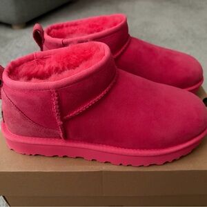 NEVER WORN! Ugg Classic Ultra Mini — Samba Red — Size 7